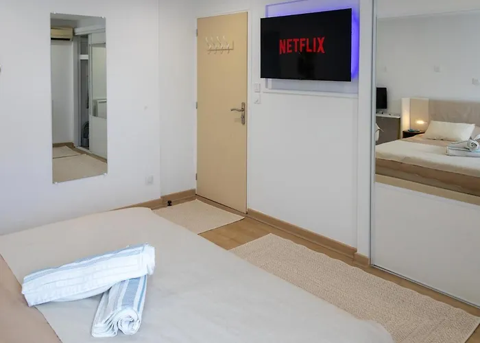 La Demeure Du Soleil T2 Cosy, Clim,wifi, Castillet 15 Min, Parking Facile شقة بيربينيو